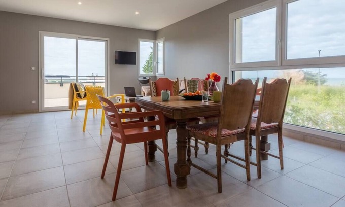 Saint-Come-de-Fresne Apartment | Tribord, apartment with terrace and sea view, parking