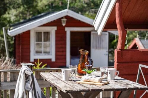 Djurhamn Ski Chalet | Trio of cottages near water