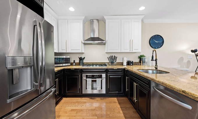 Victoria Park House | Triple Decker ~ Elevator ~ Jacuzzi ~ 2 Miles to Beach ~ Walk to Entertainment District!