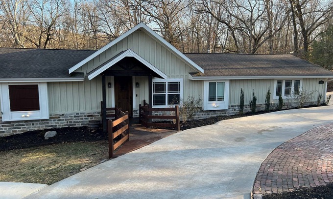 Bentonville House | Tristan Trail House w/Easy Trail Access and Hot Tub