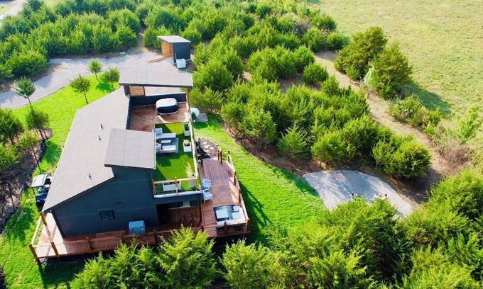 Linn Valley House | tRomantic Getaway Cabin w/Rooftop Spa, Fire Pit & Golf Cart