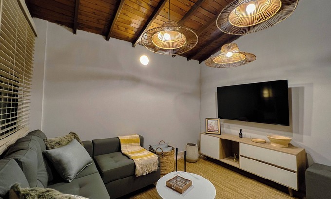 Lalinde House | Tropical 4BR Home A/C - El Poblado - Terrace & Jacuzzi