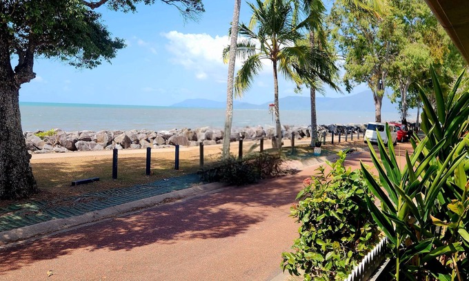 Cairns and Barrier Reef House | Tropical beach house