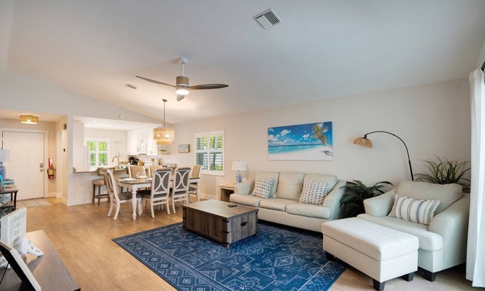 South Sarasota House | Tropical Breeze: Renovation Sleeps 16 Hot tub Pool
