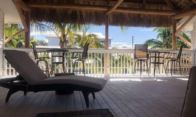 Englewood Apartment | Tropical Gateway to the Beaches. Caribbean Tiki Hut feeling - w/m discounts