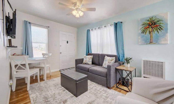 Central Mission Beach Apartment | * Tropical Getaway Beach Vacation Rental + Bikes!