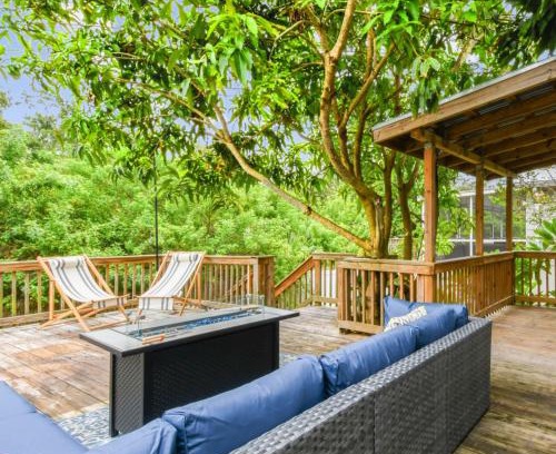 Port Tampa City House | Tropical Haven with Treehouse Deck and Hot Tub- Relax Near Picnic Island Beach
