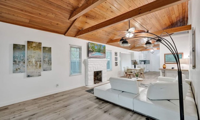 Sailboat Bend House | Tropical Oasis: 2BR House/Pool