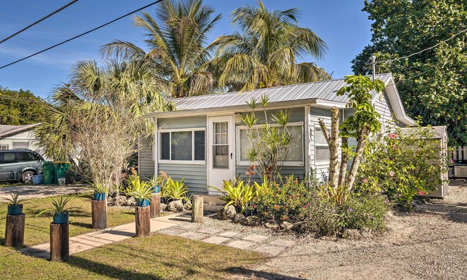 Charlotte Harbor Cottage | Tropical Port Charlotte Cottage - Walk to Bay!