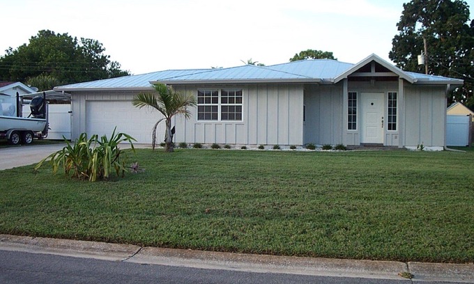 Vamo House | Tropical Shores Retreat-Great Location - Discounts for stays 3 months or longer