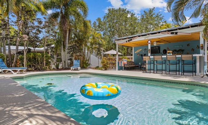 Vero Beach House | Tropical Tiki Hot Tub Pool Tiki Bar Game Room Pool Table 4 miles to Beach