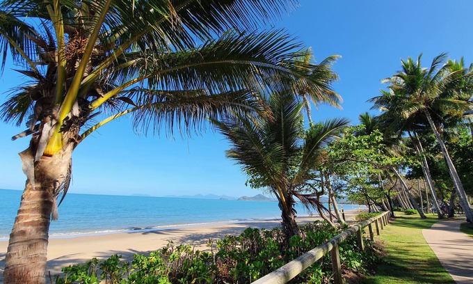 Palm Cove Apartment | Tropical Unit with Private Fenced Garden Close to The Beach 3