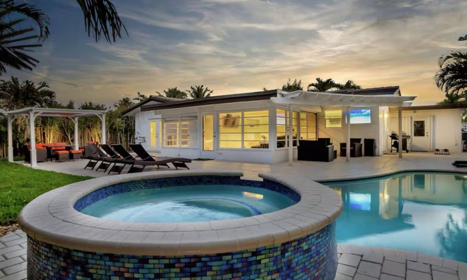Lauderdale-by-the-Sea House | TROPICAL BEACH OASIS - Heated Pool, Hot Tub, Walk to Beach, Shops, Restaurants