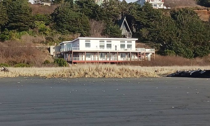 Moclips House | True Beachfront! 4BR, 4BA with amazing views and direct beach access. Hot Tub!