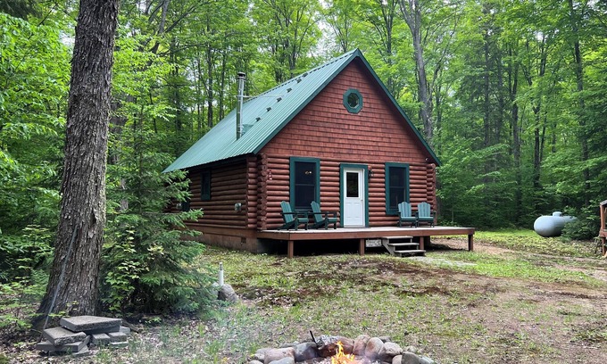 Newberry Cabin | True North - Cozy log cabin in the woods off the grid near Tahquamenon Falls