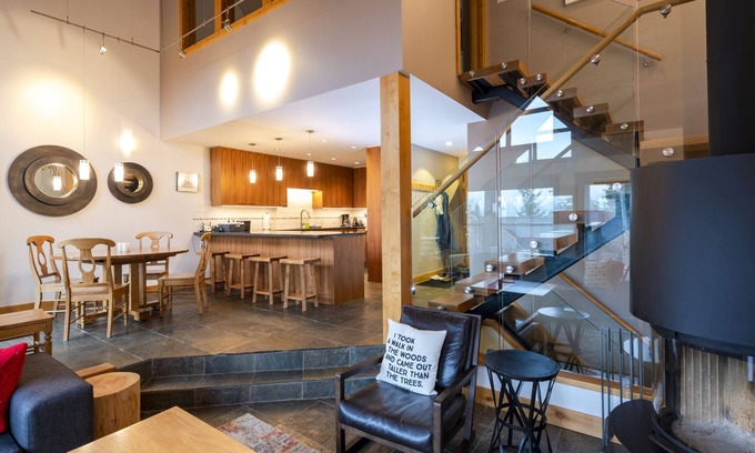 Upper Village Ski Chalet | TRUE Ski inSki out Hot Tub on Village Run-TRULY Slopeside-Luxury, Amazing Views.