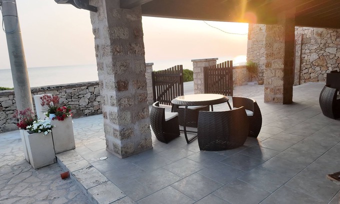 Posto Rosso Villa | Trullo Fronte Mare "Elmeca"