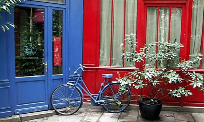 Quartier Sainte-Avoye Apartment | Truly Marais !Set in a passage flowered setting with beautiful colored windows.