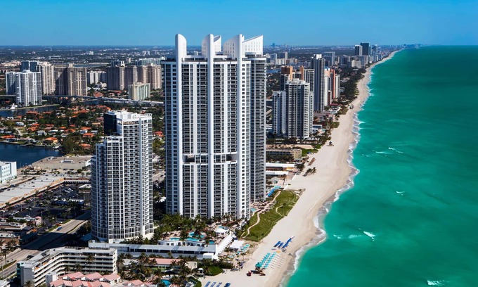 Sunny Isles Beach Resort | Trump International Deluxe Bay Views Room w/WiFi & Luxurious Amenities