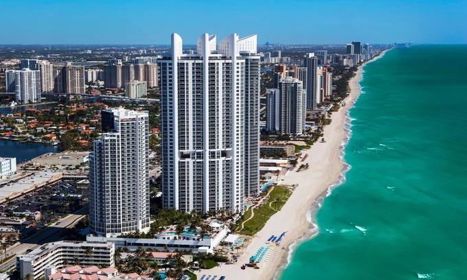 Sunny Isles Beach Resort | Trump International Accessible Deluxe Room w/Great Views of Skyline & Bay