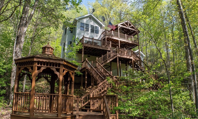 Sylva House | Tuckasegee Chateau - Private River Access with Rafting and Tubing!