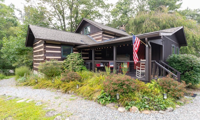 Blowing Rock Cabin | Tucked Away - updated cabin 1/3 mile from Blue Ridge Parkway