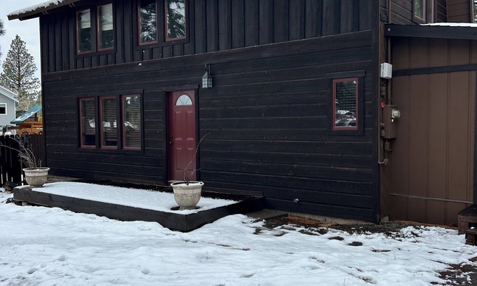 Truckee House | Tucked into the Glenshire area of Truckee, this home is perfect for everyone!