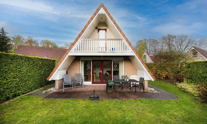 Zwiggelte House | Tufted Duck I Vacation Home with Modern Interior