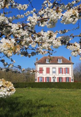 Villeneuve-sur-Yonne House | Tuilerie de Talouan Maison de maître 4 étoiles écologique et tout confort