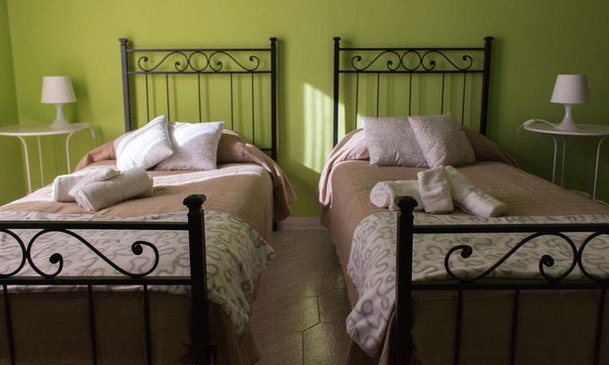 Aurelio Apartment | TULIP ROOM WITH BALCONY IN APARTMENT NEAR SAN PIETRO up to TWO PEOPLE