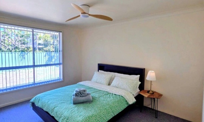 Tuncurry Villa | Tuncurry 2BR walk to lake