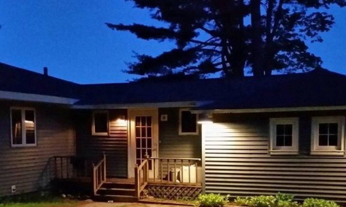 Wetmore Cottage | Turtle Cove on Town Lake: Golden Leaves & Lakeside Views – A Cozy Fall Retreat!