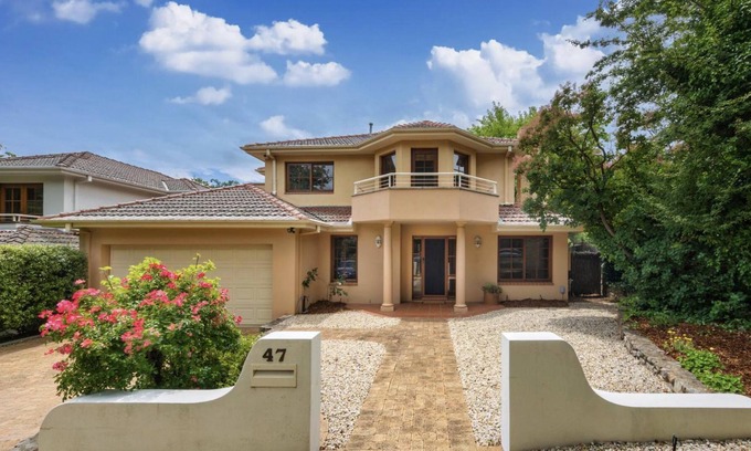 Manuka House | Tuscan Villa in Griffith