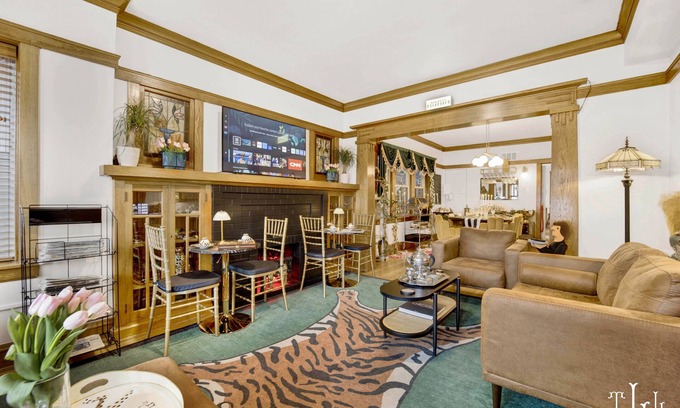 Bucktown Apartment | Twin Lions Lodge w/Speakeasy Tiki Bar* and Outdoor Oasis