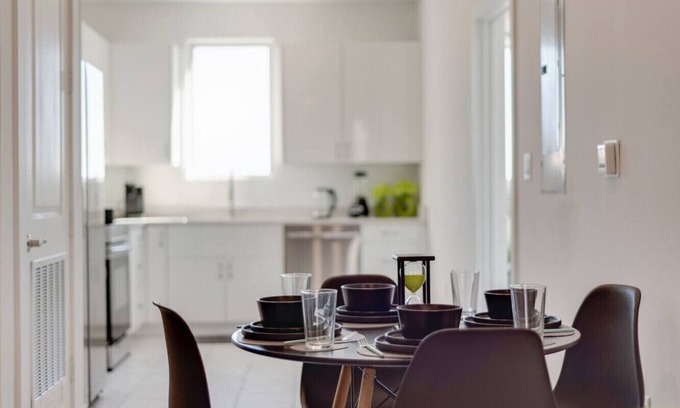 Downtown Dallas Apartment | Twin Metroview Apartments I King Bed I FreeParking