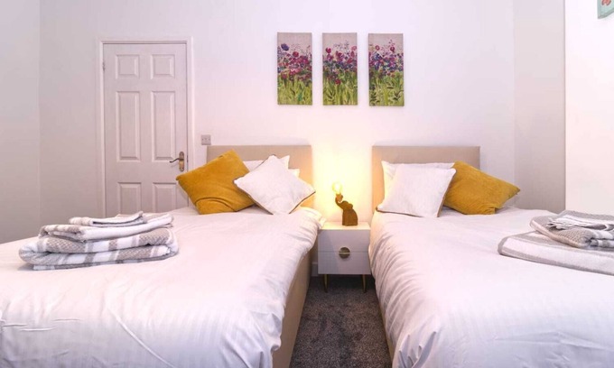 Newton-le-Willows House | Twin Room + Access to Living Areas and Bahtroom