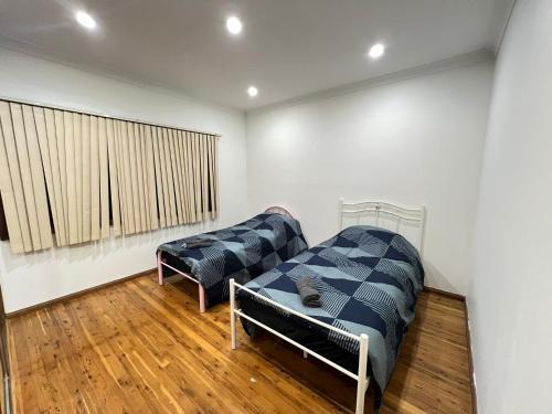 Lurnea House | Twin Room in Spacious House - L5