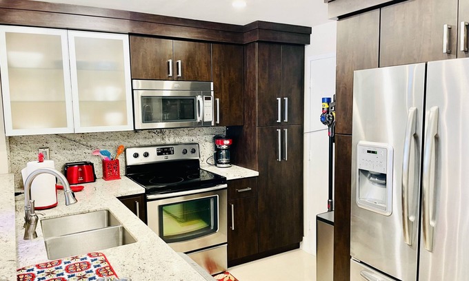 Hollywood South Central Beach Condo | Two 1-bedroom Oceanfront Apartments with free beach service and free parking