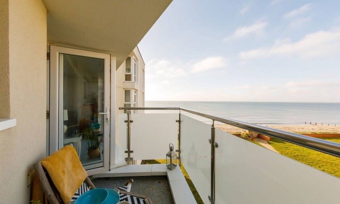 East Wittering Apartment | Two Bed Seafront Escape in East Wittering