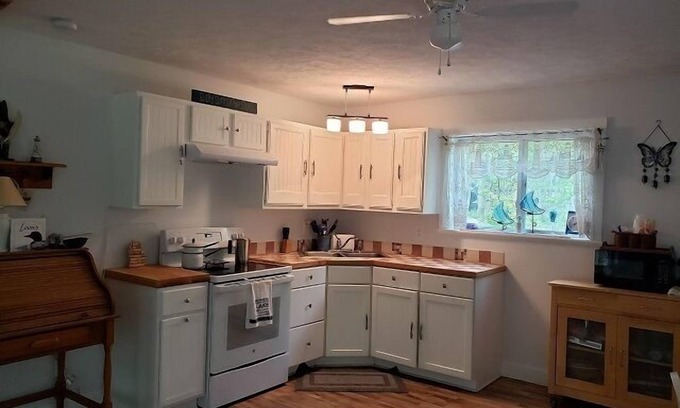 Ludington Cottage | Two bedroom cottage near Hamlin Lake!