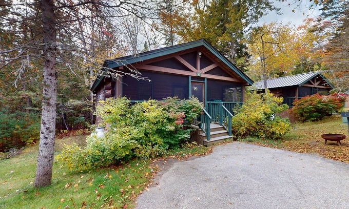 Northport Cabin | Two-bedroom dog-friendly cabin with firepit, gym & trails for your next escape