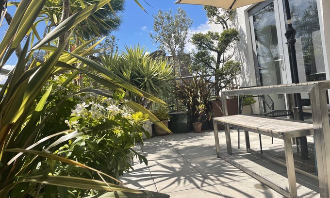 Hoxton Apartment | Two bedroom flat in Hoxton, sunny terrace, 10 mins from Old Street tube station