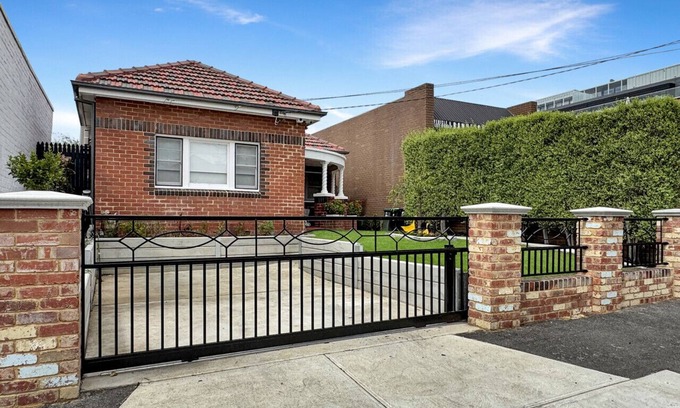 Brunswick East Apartment | Two bedroom home with great outdoor area & parking