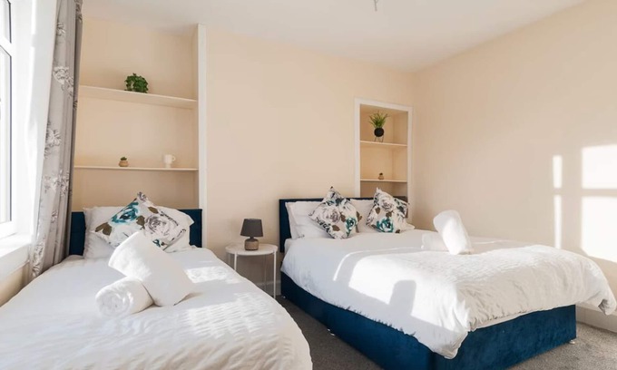Leith House | Two bedroom house with free parking, near city centre, sleeps up to five