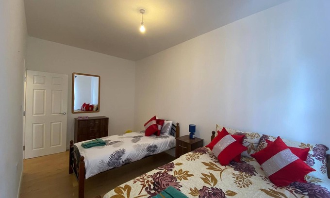 Walpole Apartment | Two bedrooms in Ealing 2