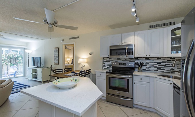 Old Naples Condo | Two blocks to beach and three to Fifth Ave. -Courtyard