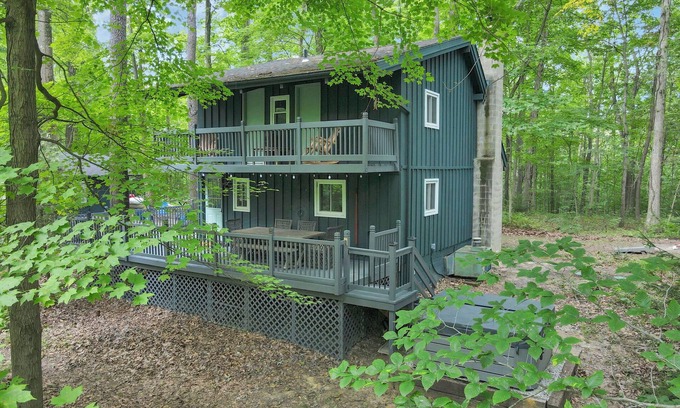 Rockbridge Cabin | TWO CABINS in Hocking Hills! Lake, Hot tub, Horseshoes, Tetherball and More!