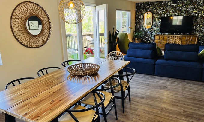Flagstaff House | Two Houses Together for 16 People! 5 min from downtown, 25 min from Snowbowl.