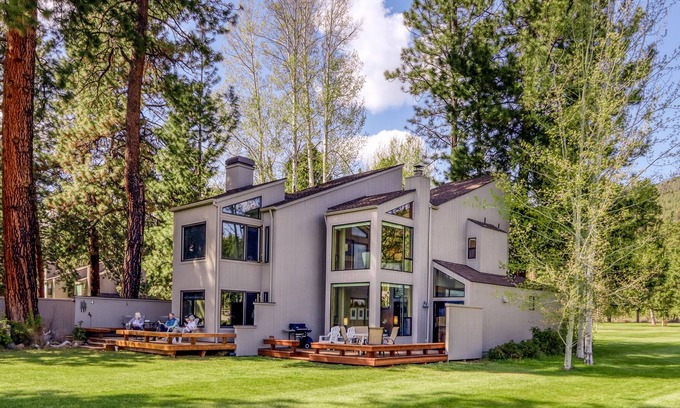 Black Butte Ranch Condo | Two-level condo with mountain & lake views, shared pool, hot tub, & tennis