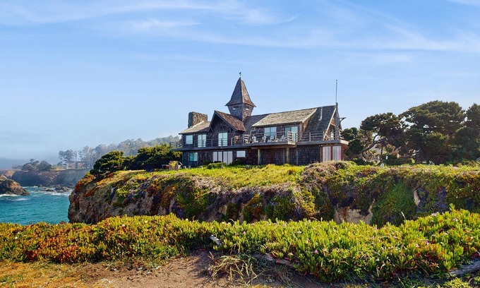 Fort Bragg House | Two-level oceanfront home with stunning ocean views & private hot tub